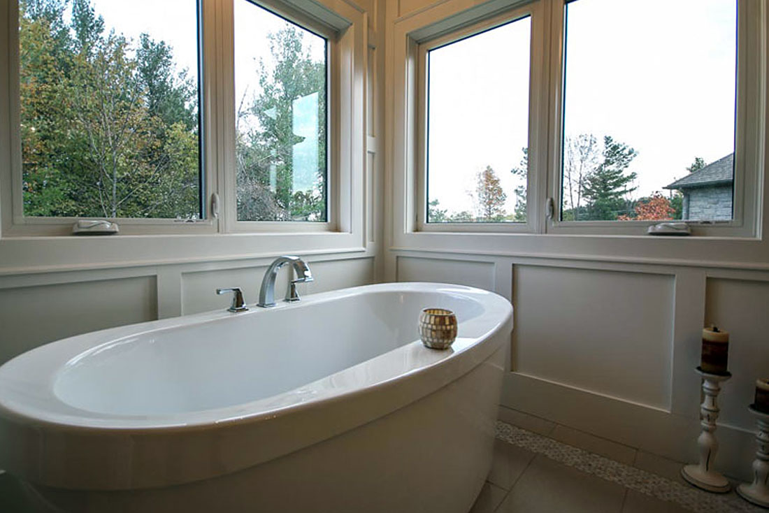 Hampshire master ensuite soaker tub.